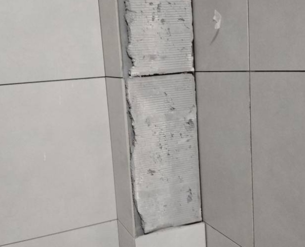 建水瓷砖空鼓维修公司分享下瓷砖施工前基层浇水润湿程度不足，可能导致以下问题